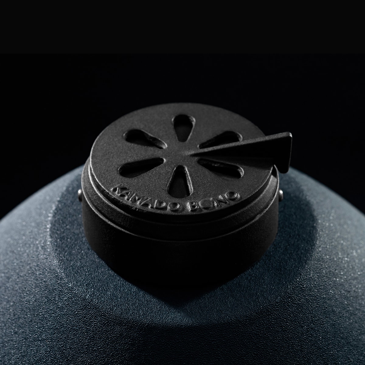 Evo Minimo Navy Matt 4 Kamado Bono EVO Minimo Navy Blue Matte dome thermometer detail