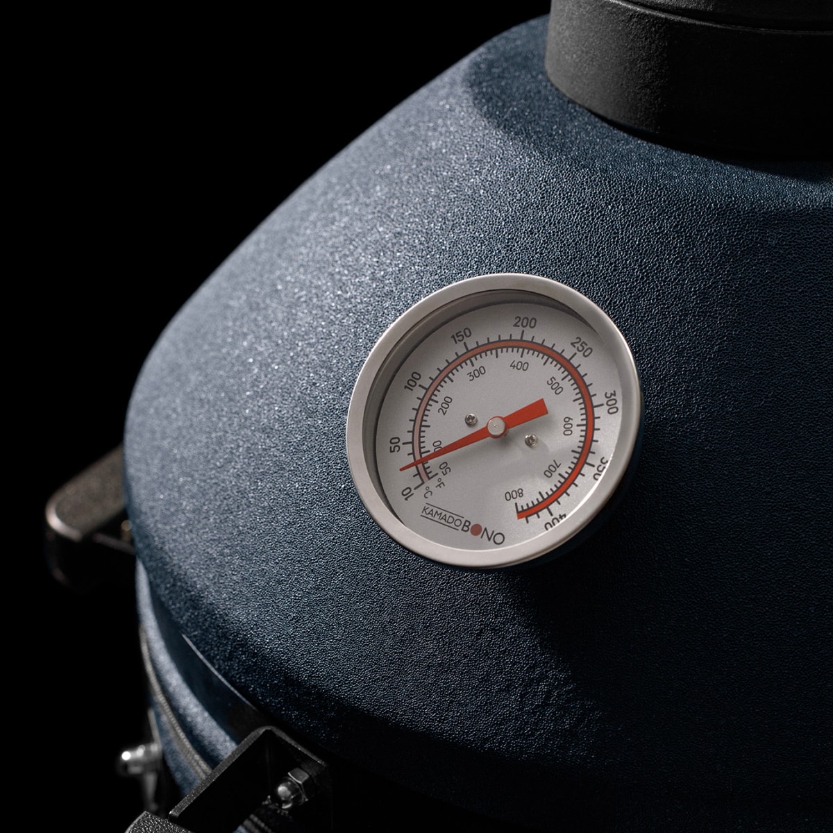 Evo Minimo Navy Matt 6 Cast iron top vent on Kamado Bono EVO Minimo Navy Blue Matte