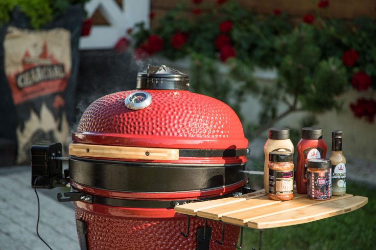 The lid closes over the ring – Cook with the dome shut, so the kamado keeps its heat